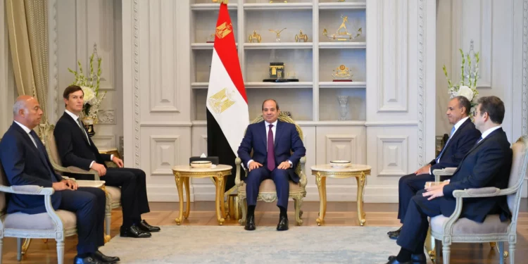 El alto funcionario estadounidense Jared Kushner (segundo desde la izquierda) se reúne con el presidente egipcio Abdel-Fattah al-Sisi en El-Alamein, Egipto, el 16 de agosto de 2026. (Presidencia egipcia)