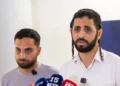 Shlomo y Yosef Hananya, hermanos de la víctima del apuñalamiento Elhanan Hananya, hablan con los medios en el Centro Médico Shaare Zedek de Jerusalén, el 23 de agosto de 2026. (Chaim Goldberg/Flash90)