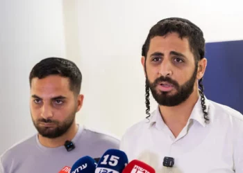 Shlomo y Yosef Hananya, hermanos de la víctima del apuñalamiento Elhanan Hananya, hablan con los medios en el Centro Médico Shaare Zedek de Jerusalén, el 23 de agosto de 2026. (Chaim Goldberg/Flash90)