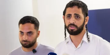 Shlomo y Yosef Hananya, hermanos de la víctima del apuñalamiento Elhanan Hananya, hablan con los medios en el Centro Médico Shaare Zedek de Jerusalén, el 23 de agosto de 2026. (Chaim Goldberg/Flash90)