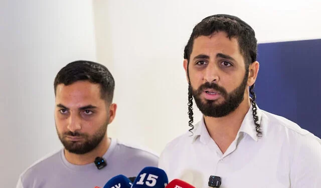 Shlomo y Yosef Hananya, hermanos de la víctima del apuñalamiento Elhanan Hananya, hablan con los medios en el Centro Médico Shaare Zedek de Jerusalén, el 23 de agosto de 2026. (Chaim Goldberg/Flash90)