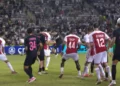 Sabah deja fuera al Hapoel Beersheba con una remontada en la prórroga El Hapoel Beersheba se quedó fuera de la UEFA Champions League después de caer 5-2 en la prórroga frente al Sabah de Azerbaiyán. El conjunto israelí estuvo a pocos segundos de avanzar, pero terminó perdiendo la eliminatoria por un global de 6-4. Tras imponerse 2-1 en la ida, el Hapoel llegó a los últimos instantes del segundo encuentro por delante en el marcador acumulado. El partido estaba 2-2 y la serie 4-3 cuando Tellur Mutallimov anotó para el Sabah en el último minuto del tiempo añadido. Su gol igualó el global 4-4 y llevó el duelo a la prórroga. El equipo azerbaiyano terminó de darle la vuelta a la eliminatoria en el tiempo extra. Orphe Mbina, delantero gabonés, marcó de cabeza en el minuto 101 y Joy-Lance Mickels hizo el 5-2 en el 115. El Hapoel Beersheba, además, acabó el encuentro con nueve futbolistas. Djibril Diop y Eliel Peretz recibieron su segunda tarjeta amarilla durante la prórroga y fueron expulsados. El club israelí vuelve así a quedarse sin alcanzar su objetivo después de haber rozado la clasificación también en 2016 y 2017. Desde noviembre de 2022 ningún equipo de Israel disputa la fase principal de la Champions League. El último fue el Maccabi Haifa, que terminó en el último puesto de un grupo formado por Benfica, Paris Saint-Germain y Juventus. Sabah formará parte del sorteo de la fase principal que se celebrará el jueves en Mónaco. Allí quedarán definidos los ocho rivales de cada equipo para los encuentros programados entre el 8 de septiembre y el 27 de enero.