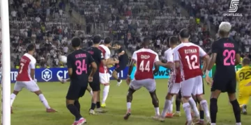 Sabah deja fuera al Hapoel Beersheba con una remontada en la prórroga El Hapoel Beersheba se quedó fuera de la UEFA Champions League después de caer 5-2 en la prórroga frente al Sabah de Azerbaiyán. El conjunto israelí estuvo a pocos segundos de avanzar, pero terminó perdiendo la eliminatoria por un global de 6-4. Tras imponerse 2-1 en la ida, el Hapoel llegó a los últimos instantes del segundo encuentro por delante en el marcador acumulado. El partido estaba 2-2 y la serie 4-3 cuando Tellur Mutallimov anotó para el Sabah en el último minuto del tiempo añadido. Su gol igualó el global 4-4 y llevó el duelo a la prórroga. El equipo azerbaiyano terminó de darle la vuelta a la eliminatoria en el tiempo extra. Orphe Mbina, delantero gabonés, marcó de cabeza en el minuto 101 y Joy-Lance Mickels hizo el 5-2 en el 115. El Hapoel Beersheba, además, acabó el encuentro con nueve futbolistas. Djibril Diop y Eliel Peretz recibieron su segunda tarjeta amarilla durante la prórroga y fueron expulsados. El club israelí vuelve así a quedarse sin alcanzar su objetivo después de haber rozado la clasificación también en 2016 y 2017. Desde noviembre de 2022 ningún equipo de Israel disputa la fase principal de la Champions League. El último fue el Maccabi Haifa, que terminó en el último puesto de un grupo formado por Benfica, Paris Saint-Germain y Juventus. Sabah formará parte del sorteo de la fase principal que se celebrará el jueves en Mónaco. Allí quedarán definidos los ocho rivales de cada equipo para los encuentros programados entre el 8 de septiembre y el 27 de enero.