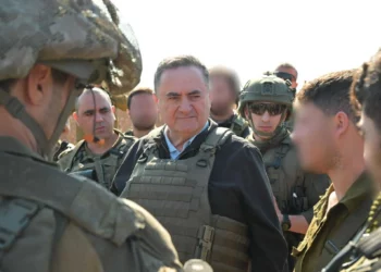 El ministro de Defensa, Israel Katz (en el centro), visita una posición de las Fuerzas de Defensa de Israel (FDI) en el sur del Líbano junto a altos mandos de las FDI, el 2 de febrero de 2025. (Ariel Hermoni/Ministerio de Defensa)