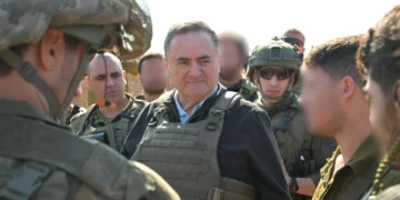 El ministro de Defensa, Israel Katz (en el centro), visita una posición de las Fuerzas de Defensa de Israel (FDI) en el sur del Líbano junto a altos mandos de las FDI, el 2 de febrero de 2025. (Ariel Hermoni/Ministerio de Defensa)