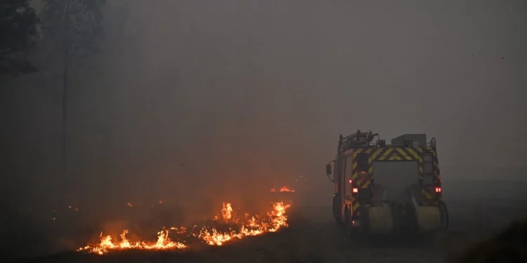 Los bomberos frenan el avance del mayor incendio en Francia en 70 años