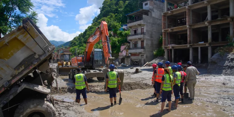 Médicos y rescatistas de Israel viajan a Nepal por las inundaciones