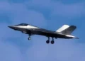 El J-35 chino apareció con una superficie plateada y reflectante