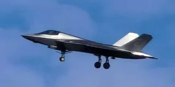 El J-35 chino apareció con una superficie plateada y reflectante
