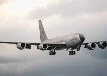 Un KC-135 dañado en colisión mortal regresa con una cola donada