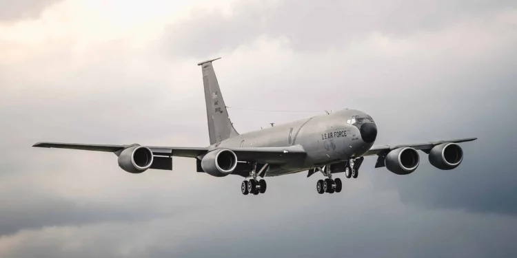 Un KC-135 dañado en colisión mortal regresa con una cola donada