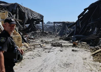Un agente de policía camina por las instalaciones de un centro comercial dañado tras un ataque ruso en Kryvyi Rih, el 22 de agosto de 2026, en medio de la invasión rusa de Ucrania. (Yan Dobronosov/AFP)