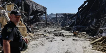 Un agente de policía camina por las instalaciones de un centro comercial dañado tras un ataque ruso en Kryvyi Rih, el 22 de agosto de 2026, en medio de la invasión rusa de Ucrania. (Yan Dobronosov/AFP)