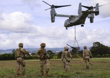 EE. UU. traslada un obús M119 con un MV-22B Osprey en Hawái
