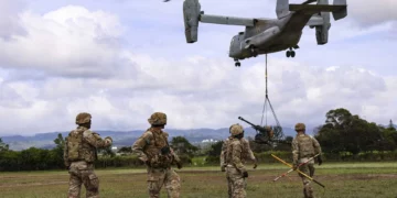 EE. UU. traslada un obús M119 con un MV-22B Osprey en Hawái