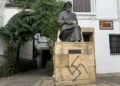 Grupos judíos condenan esvástica pintada en la estatua de Maimónides en Córdoba