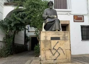 Grupos judíos condenan esvástica pintada en la estatua de Maimónides en Córdoba