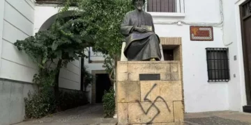 Grupos judíos condenan esvástica pintada en la estatua de Maimónides en Córdoba