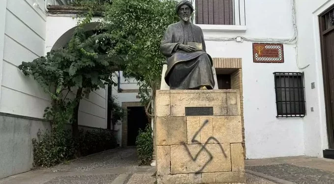 Grupos judíos condenan esvástica pintada en la estatua de Maimónides en Córdoba