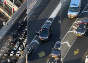 Un escolta de Netanyahu sacó un rifle en una autopista de Tel Aviv Un miembro del equipo de seguridad personal del primer ministro Benjamin Netanyahu sacó su fusil de asalto mientras circulaba junto al convoy oficial por una autopista concurrida de Tel Aviv la semana pasada. La escena ocurrió el 19 de agosto y quedó registrada desde un edificio cercano. En las imágenes, el agente aparece apoyado en la puerta abierta de un vehículo en movimiento mientras apunta con el rifle hacia un objetivo. El Shin Bet, organismo encargado de la seguridad de Netanyahu, sostuvo que el agente actuó conforme a los procedimientos establecidos y dentro de las facultades que le concede la ley. La agencia también aseguró que la actuación no puso en peligro a los civiles.