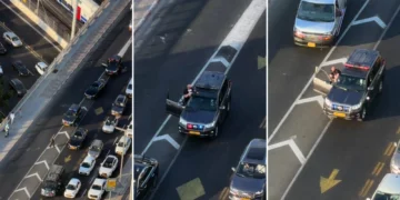 Un escolta de Netanyahu sacó un rifle en una autopista de Tel Aviv Un miembro del equipo de seguridad personal del primer ministro Benjamin Netanyahu sacó su fusil de asalto mientras circulaba junto al convoy oficial por una autopista concurrida de Tel Aviv la semana pasada. La escena ocurrió el 19 de agosto y quedó registrada desde un edificio cercano. En las imágenes, el agente aparece apoyado en la puerta abierta de un vehículo en movimiento mientras apunta con el rifle hacia un objetivo. El Shin Bet, organismo encargado de la seguridad de Netanyahu, sostuvo que el agente actuó conforme a los procedimientos establecidos y dentro de las facultades que le concede la ley. La agencia también aseguró que la actuación no puso en peligro a los civiles.