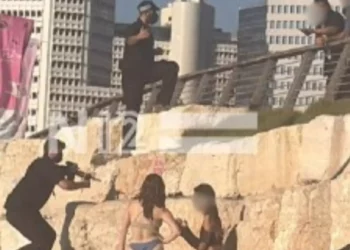 Diputada izquierdista llama “dictador” a Netanyahu tras desalojo de una playa