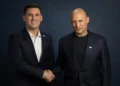 El diputado Eitan Ginzburg y el presidente de B'Yachad, Naftali Bennett, posan para una fotografía publicada el 5 de agosto de 2026. (B'Yachad)
