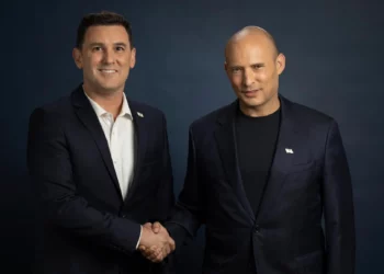 El diputado Eitan Ginzburg y el presidente de B'Yachad, Naftali Bennett, posan para una fotografía publicada el 5 de agosto de 2026. (B'Yachad)