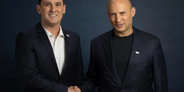 El diputado Eitan Ginzburg y el presidente de B'Yachad, Naftali Bennett, posan para una fotografía publicada el 5 de agosto de 2026. (B'Yachad)