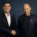 El diputado Eitan Ginzburg y el presidente de B'Yachad, Naftali Bennett, posan para una fotografía publicada el 5 de agosto de 2026. (B'Yachad)