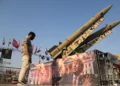 Un hombre observa una pancarta que representa al presidente estadounidense Donald Trump exhibida frente a los misiles balísticos Zolfaghar y Zolghadr exhibidos en la Plaza Azadi de Teherán, la capital de Irán, el 2 de agosto de 2026. (Fatemeh Bahrami / Anadolu vía Reuters)