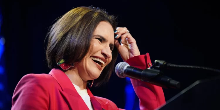 Peggy Flanagan, crítica con Israel, gana las primarias en Minnesota