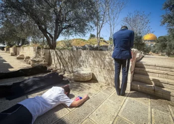 Judíos ingresan libros de oración al Monte del Templo