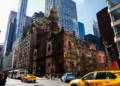 Un hombre irrumpe en sinagoga de Manhattan y ataca a un guardia