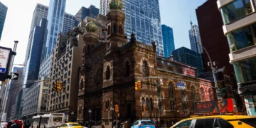 Un hombre irrumpe en sinagoga de Manhattan y ataca a un guardia