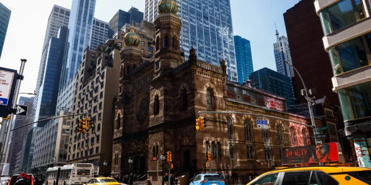 Un hombre irrumpe en sinagoga de Manhattan y ataca a un guardia