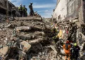 Los equipos de rescate sacan el cadáver de una víctima de entre los escombros cuatro días después del terremoto que sacudió Pereira (Colombia), el 14 de agosto de 2026. (Foto AP/Brandon Pinto)