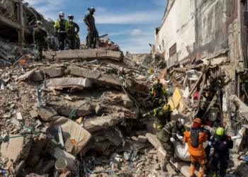 Los equipos de rescate sacan el cadáver de una víctima de entre los escombros cuatro días después del terremoto que sacudió Pereira (Colombia), el 14 de agosto de 2026. (Foto AP/Brandon Pinto)