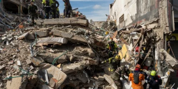 Los equipos de rescate sacan el cadáver de una víctima de entre los escombros cuatro días después del terremoto que sacudió Pereira (Colombia), el 14 de agosto de 2026. (Foto AP/Brandon Pinto)
