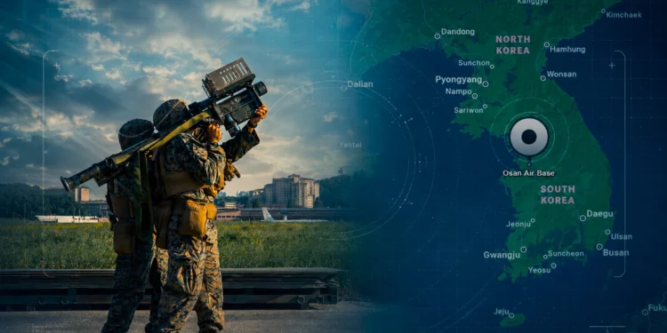 Las fuerzas estadounidenses reforzaron las defensas contra drones en la base aérea de Osan, en Corea del Sur, integrando equipos de Avenger y Stinger para hacer frente a las amenazas de vehículos no tripulados que vuelan a baja altura cerca de la frontera con Corea del Norte (Fuente de la imagen: Cuerpo de Marines de EE. UU. / Apple Maps / Editado por Army Recognition Group)