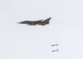 Esta fotografía, facilitada por la oficina del Ejército de Irán el 24 de julio de 2023, muestra un bombardero táctico Sukhoi Su-24 de la Fuerza Aérea de la República Islámica de Irán lanzando bombas durante el ejercicio aéreo «Fadayeeyan Hareem Velayat» en Irán. (Oficina del Ejército iraní/AFP)