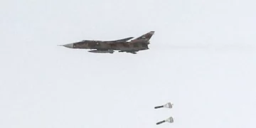Esta fotografía, facilitada por la oficina del Ejército de Irán el 24 de julio de 2023, muestra un bombardero táctico Sukhoi Su-24 de la Fuerza Aérea de la República Islámica de Irán lanzando bombas durante el ejercicio aéreo «Fadayeeyan Hareem Velayat» en Irán. (Oficina del Ejército iraní/AFP)