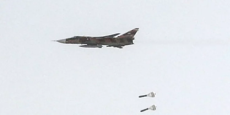 Esta fotografía, facilitada por la oficina del Ejército de Irán el 24 de julio de 2023, muestra un bombardero táctico Sukhoi Su-24 de la Fuerza Aérea de la República Islámica de Irán lanzando bombas durante el ejercicio aéreo «Fadayeeyan Hareem Velayat» en Irán. (Oficina del Ejército iraní/AFP)