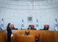El Tribunal Superior rechaza el recurso de Sharren Haskel contra el Likud El Tribunal Superior de Justicia rechazó este domingo por la noche el recurso de la diputada Sharren Haskel contra el Likud y la facción Derecha Estatal. Haskel pretendía ser reconocida como una facción unipersonal y obtener autorización para abandonar su grupo parlamentario antes de las elecciones a la 26.ª Knéset. Aunque los jueces desestimaron su petición, la sentencia advirtió que la fórmula escogida por ambas formaciones para aplicar sus acuerdos podría generar un problema jurídico al afectar el derecho de los diputados contrarios a una fusión a separarse de su facción. El origen del litigio se encuentra en el acuerdo suscrito en marzo de 2025 entre el Likud y Derecha Estatal, entonces denominada Nueva Esperanza. El pacto contemplaba originalmente la fusión Estatal con el Likud, siempre que recibiera la aprobación del Comité de la Knéset. También incluía otros compromisos políticos, como la incorporación de miembros Estatal al Likud, la posibilidad de reservar un puesto para un candidato en la lista del partido y la participación conjunta en las elecciones a la 26.ª Knéset. Ese esquema cambió el 14 de julio de 2026. En vez de culminar formalmente la fusión, las dos facciones decidieron presentarse a las próximas elecciones mediante una lista conjunta de candidatos. El resto de las disposiciones pactadas continuaría en vigor con las modificaciones necesarias. Esta decisión se convirtió en el elemento central de la demanda de Haskel. La diputada argumentó que, pese a la ausencia de una fusión formal, en la práctica ambas formaciones ya funcionaban como si la integración se hubiera producido. Señaló que llevaban un periodo prolongado de estrecha coordinación, que habían combinado actividades políticas y que ya preparaban conjuntamente la campaña electoral. Según su posición, evitar la culminación oficial de la fusión le impedía utilizar el derecho legal a separarse de una facción que se integra en otra. Su argumento se apoyaba en el artículo 59 de la Ley de la Knéset, que permite, bajo determinadas condiciones, que un diputado contrario a la fusión de su grupo parlamentario se separe de él. Esa modalidad de salida tiene efectos distintos de una separación ordinaria tanto sobre el estatus parlamentario como sobre la financiación partidaria. El tribunal explicó que un diputado que abandona una facción al amparo de ese artículo puede ser reconocido como facción unipersonal y presentarse a las siguientes elecciones integrado en otro partido. Sin embargo, los jueces concluyeron que Haskel había actuado con un retraso considerable. El acuerdo entre el Likud y Derecha Estatal databa de marzo de 2025, pero ella no acudió al Comité de la Knéset hasta el 14 de julio de 2026, pocos días antes de la “fecha determinante” empleada para calcular los anticipos de financiación electoral. La sentencia recordó que las elecciones a la 26.ª Knéset debían celebrarse, como fecha límite, el 27 de octubre. Por ese motivo, la fecha determinante era el 18 de julio, trasladada al 19 de julio debido a que el día 18 caía en sábado. El juez Yitzhak Amit, con el respaldo de las juezas Daphne Barak-Erez y Alex Stein, consideró que existía una “demora sustancial” suficiente para rechazar el recurso. El tribunal destacó que Haskel dejó transcurrir más de un año sin hacer valer su argumento de que la fusión se estaba ejecutando de hecho. Tampoco acudió a la justicia cuando, según su propia interpretación, comenzaron a producirse las actuaciones que demostraban que la integración entre ambas formaciones ya estaba en marcha. Para los jueces, esa falta de actuación también debilitaba su afirmación de que se había opuesto de manera continuada a la fusión durante todo ese periodo. Además del problema temporal, el Tribunal Superior tampoco aceptó la posición de Haskel sobre el fondo. Según la sentencia, Derecha Estatal siguió operando en la Knéset como una facción independiente: mantuvo representación propia en los órganos correspondientes, recibió por separado oficinas, presupuestos y personal y ni siquiera celebró una reunión conjunta de facción con el Likud. El Likud sostuvo igualmente que la fusión nunca llegó a completarse y recordó que cualquier cambio en la estructura de las facciones parlamentarias necesita la aprobación del Comité de la Knéset. Pese al rechazo del recurso, Amit introdujo una reserva que podría adquirir relevancia en casos posteriores. El presidente del tribunal cuestionó la fórmula mediante la cual el Likud y Derecha Estatal decidieron concurrir juntos a las elecciones sin completar antes la fusión de sus respectivas facciones parlamentarias. Amit señaló que un acuerdo de ese tipo “podría plantear dificultades”, porque podría impedir que un diputado contrario a la integración ejerciera de manera efectiva un derecho reconocido por la legislación. No obstante, precisó que el caso de Haskel no era el adecuado para resolver esa cuestión. La sentencia dejó abierta la posibilidad de analizarla en otro procedimiento al indicar que “es posible que un acuerdo de este tipo requiera, en la ocasión adecuada, un examen independiente”. Los jueces también hicieron hincapié en la necesidad de contención judicial cuando se examinan acuerdos políticos y cuestiones internas de la Knéset. De acuerdo con la sentencia, la intervención del tribunal frente a un pacto de naturaleza claramente política debe limitarse a situaciones excepcionales, como aquellas en las que exista ilegalidad o una vulneración del orden público. En este caso, no se presentó ningún argumento de ese tipo que justificara la intervención. El recurso se inscribe en el enfrentamiento político que se aumentó después de que Gideon Saar y los integrantes Estatal completaran su acercamiento al Likud. Haskel se negó a incorporarse al Likud, fundó en julio el partido “Israel Primero” y pidió autorización para abandonar Derecha Estatal con el objetivo de concurrir a las elecciones de manera independiente. La diputada no consiguió finalmente lo que reclamaba. El Tribunal Superior rechazó su recurso y tampoco obligó al Likud ni a Derecha Estatal a culminar formalmente la fusión. Al mismo tiempo, la resolución mantuvo abierta una cuestión jurídica sobre el mecanismo elegido por ambos partidos para presentarse juntos a las elecciones, especialmente por sus posibles efectos sobre los derechos de diputados que se nieguen a formar parte de esa iniciativa. Según se desprende de la sentencia, ese asunto podría ser examinado nuevamente por los tribunales en el futuro.