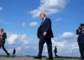 El presidente estadounidense Donald Trump, al centro, camina desde Air Force One en el aeropuerto municipal de Morristown en Morristown, Nueva Jersey, el 31 de julio de 2026, desde Camp David, el retiro presidencial. (Foto AP/Jacquelyn Martin)
