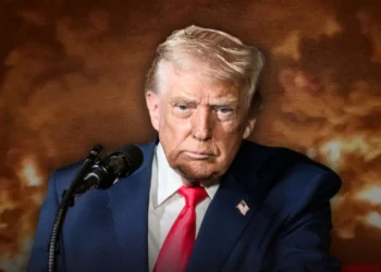 La actuación de Estados Unidos frente a Irán continúa rodeada de incertidumbre, entre las declaraciones contradictorias del presidente Donald Trump y las reiteradas negativas y críticas de Teherán. Hace unos instantes, este martes, Trump volvió a referirse a las negociaciones y afirmó que a Irán le queda una “última oportunidad” para alcanzar un acuerdo sobre el estrecho de Ormuz. También lanzó una severa advertencia: si no se logra un acuerdo “hoy o mañana”, Estados Unidos podría emprender ataques aéreos de gran escala. Cabe recordar que, durante una conversación celebrada el lunes, Trump afirmó que desea que Irán alcance cuanto antes un acuerdo con Omán que permita reanudar la navegación por esta estratégica ruta comercial. No obstante, precisó que se opone a cualquier arreglo que autorice a Teherán a cobrar tasas de tránsito a los buques. “No habrá ningún pago”, declaró Trump con referencia a los barcos mercantes que atraviesan el estrecho. Sus declaraciones se producen en medio del estancamiento de las negociaciones. Funcionarios iraníes sostienen que Teherán conserva el derecho a regular el tránsito marítimo por el estrecho de Ormuz, mientras que un asesor del líder supremo de Irán advirtió que los buques de guerra y las bases estadounidenses correrán un “grave peligro” si Washington no levanta el bloqueo impuesto a los puertos iraníes. Al mismo tiempo, según informó Bloomberg, apenas existen indicios de avances en las conversaciones que cuentan con la mediación de Omán, pese al último ultimátum formulado por Trump. Qatar confirmó hoy que los contactos entre Estados Unidos e Irán continúan y que ambas partes ya pasaron del intercambio de mensajes a la redacción de entendimientos, después de que acordaran el “lenguaje” de los pactos en preparación y se transmitieran un borrador. De forma paralela a los esfuerzos diplomáticos, persiste la tensión en el golfo. Por segunda vez desde las primeras horas de la mañana, se informó de un ataque contra un buque en el estrecho de Ormuz, frente a las costas de Omán. Sus tripulantes se vieron obligados a abandonar la embarcación. Entretanto, fuentes de la inteligencia israelí declararon a Fox News que Israel no recibió información sobre los detalles del ataque estadounidense que se había planificado contra Irán y que finalmente fue cancelado. “Los estadounidenses se guardaron muy bien sus cartas. No teníamos la menor idea de lo que abarcaría el ataque”. Estas declaraciones se conocieron después de que Trump admitiera anoche que las filtraciones sobre la operación, difundidas por los medios durante el sábado, condujeron a su cancelación. Esta mañana, The New York Times informó que Irán y Omán están cerca de alcanzar un acuerdo que permitiría reanudar el tránsito de buques por el estrecho de Ormuz, una de las rutas marítimas más importantes del mundo, según funcionarios iraníes y estadounidenses. De acuerdo con el periódico, el pacto podría permitir la reapertura del paso marítimo, aunque también suscitaría una controversia sobre el grado de control que Irán ejercería sobre el tránsito naval en la zona. Según fuentes conocedoras de los detalles, el plan en preparación establece que los buques que entren en el golfo Pérsico utilicen la ruta próxima a las costas iraníes, mientras que aquellos que salgan del golfo transiten por la vía cercana a Omán. Funcionarios iraníes afirmaron que no se cobrarán tasas de tránsito, aunque señalaron que se aplicará una “comisión por servicios” destinada a cubrir gastos ambientales, seguridad, personal y servicios complementarios. De acuerdo con esas mismas fuentes, los ingresos obtenidos mediante el cobro se repartirán por igual entre Irán y Omán. Sin embargo, un funcionario estadounidense informado de las negociaciones rechazó la versión iraní y afirmó que “no es exacta”. Según explicó, cualquier ruta provisional que se abra en el estrecho no requerirá autorización ni permiso de Irán y tampoco contemplará el pago de tasas. Para el presidente estadounidense Donald Trump, la apertura del estrecho de Ormuz representa un objetivo prioritario, después de varios meses en los que el cierre de la ruta marítima ejerció presión sobre los mercados internacionales y sobre los flujos comerciales y energéticos. Trump afirmó en la Casa Blanca que el acuerdo podría avanzar con rapidez y estimó que la primera fase consistiría en la apertura del estrecho, mientras que la segunda abordaría la cuestión nuclear iraní. Al mismo tiempo, funcionarios iraníes precisaron que, desde la perspectiva de Teherán, la apertura del estrecho también depende del levantamiento del bloqueo naval estadounidense sobre los puertos iraníes del golfo Pérsico y del retorno al plan presentado en el memorando de entendimiento de Islamabad. Según el informe, las conversaciones sobre Ormuz se celebran de forma paralela a posibles negociaciones sobre el futuro de las reservas iraníes de uranio enriquecido. La principal controversia en torno al acuerdo se refiere a si la apertura del estrecho preservará la libertad de navegación o establecerá un precedente que permita a Irán ejercer un control efectivo sobre una ruta marítima internacional. El secretario de Estado estadounidense, Marco Rubio, advirtió con anterioridad que permitir que un país controle un paso marítimo internacional y cobre pagos a los buques podría sentar un precedente peligroso. Dentro del Gobierno estadounidense también existen dudas sobre el plan. Según el informe, altos funcionarios del Pentágono temen que un acuerdo de este tipo pueda interpretarse como una capitulación ante Irán, sobre todo porque todavía hay minas en algunas rutas, circunstancia que podría obligar a coordinarse con Teherán para garantizar el paso seguro de las embarcaciones. Irán, por su parte, considera el estrecho de Ormuz un recurso estratégico de gran importancia. Funcionarios iraníes sostienen que el acuerdo pretende consolidar la capacidad de Teherán para influir sobre el tránsito en el estrecho y conservar así un instrumento de presión que no había utilizado plenamente antes de la guerra.