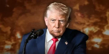 La actuación de Estados Unidos frente a Irán continúa rodeada de incertidumbre, entre las declaraciones contradictorias del presidente Donald Trump y las reiteradas negativas y críticas de Teherán. Hace unos instantes, este martes, Trump volvió a referirse a las negociaciones y afirmó que a Irán le queda una “última oportunidad” para alcanzar un acuerdo sobre el estrecho de Ormuz. También lanzó una severa advertencia: si no se logra un acuerdo “hoy o mañana”, Estados Unidos podría emprender ataques aéreos de gran escala. Cabe recordar que, durante una conversación celebrada el lunes, Trump afirmó que desea que Irán alcance cuanto antes un acuerdo con Omán que permita reanudar la navegación por esta estratégica ruta comercial. No obstante, precisó que se opone a cualquier arreglo que autorice a Teherán a cobrar tasas de tránsito a los buques. “No habrá ningún pago”, declaró Trump con referencia a los barcos mercantes que atraviesan el estrecho. Sus declaraciones se producen en medio del estancamiento de las negociaciones. Funcionarios iraníes sostienen que Teherán conserva el derecho a regular el tránsito marítimo por el estrecho de Ormuz, mientras que un asesor del líder supremo de Irán advirtió que los buques de guerra y las bases estadounidenses correrán un “grave peligro” si Washington no levanta el bloqueo impuesto a los puertos iraníes. Al mismo tiempo, según informó Bloomberg, apenas existen indicios de avances en las conversaciones que cuentan con la mediación de Omán, pese al último ultimátum formulado por Trump. Qatar confirmó hoy que los contactos entre Estados Unidos e Irán continúan y que ambas partes ya pasaron del intercambio de mensajes a la redacción de entendimientos, después de que acordaran el “lenguaje” de los pactos en preparación y se transmitieran un borrador. De forma paralela a los esfuerzos diplomáticos, persiste la tensión en el golfo. Por segunda vez desde las primeras horas de la mañana, se informó de un ataque contra un buque en el estrecho de Ormuz, frente a las costas de Omán. Sus tripulantes se vieron obligados a abandonar la embarcación. Entretanto, fuentes de la inteligencia israelí declararon a Fox News que Israel no recibió información sobre los detalles del ataque estadounidense que se había planificado contra Irán y que finalmente fue cancelado. “Los estadounidenses se guardaron muy bien sus cartas. No teníamos la menor idea de lo que abarcaría el ataque”. Estas declaraciones se conocieron después de que Trump admitiera anoche que las filtraciones sobre la operación, difundidas por los medios durante el sábado, condujeron a su cancelación. Esta mañana, The New York Times informó que Irán y Omán están cerca de alcanzar un acuerdo que permitiría reanudar el tránsito de buques por el estrecho de Ormuz, una de las rutas marítimas más importantes del mundo, según funcionarios iraníes y estadounidenses. De acuerdo con el periódico, el pacto podría permitir la reapertura del paso marítimo, aunque también suscitaría una controversia sobre el grado de control que Irán ejercería sobre el tránsito naval en la zona. Según fuentes conocedoras de los detalles, el plan en preparación establece que los buques que entren en el golfo Pérsico utilicen la ruta próxima a las costas iraníes, mientras que aquellos que salgan del golfo transiten por la vía cercana a Omán. Funcionarios iraníes afirmaron que no se cobrarán tasas de tránsito, aunque señalaron que se aplicará una “comisión por servicios” destinada a cubrir gastos ambientales, seguridad, personal y servicios complementarios. De acuerdo con esas mismas fuentes, los ingresos obtenidos mediante el cobro se repartirán por igual entre Irán y Omán. Sin embargo, un funcionario estadounidense informado de las negociaciones rechazó la versión iraní y afirmó que “no es exacta”. Según explicó, cualquier ruta provisional que se abra en el estrecho no requerirá autorización ni permiso de Irán y tampoco contemplará el pago de tasas. Para el presidente estadounidense Donald Trump, la apertura del estrecho de Ormuz representa un objetivo prioritario, después de varios meses en los que el cierre de la ruta marítima ejerció presión sobre los mercados internacionales y sobre los flujos comerciales y energéticos. Trump afirmó en la Casa Blanca que el acuerdo podría avanzar con rapidez y estimó que la primera fase consistiría en la apertura del estrecho, mientras que la segunda abordaría la cuestión nuclear iraní. Al mismo tiempo, funcionarios iraníes precisaron que, desde la perspectiva de Teherán, la apertura del estrecho también depende del levantamiento del bloqueo naval estadounidense sobre los puertos iraníes del golfo Pérsico y del retorno al plan presentado en el memorando de entendimiento de Islamabad. Según el informe, las conversaciones sobre Ormuz se celebran de forma paralela a posibles negociaciones sobre el futuro de las reservas iraníes de uranio enriquecido. La principal controversia en torno al acuerdo se refiere a si la apertura del estrecho preservará la libertad de navegación o establecerá un precedente que permita a Irán ejercer un control efectivo sobre una ruta marítima internacional. El secretario de Estado estadounidense, Marco Rubio, advirtió con anterioridad que permitir que un país controle un paso marítimo internacional y cobre pagos a los buques podría sentar un precedente peligroso. Dentro del Gobierno estadounidense también existen dudas sobre el plan. Según el informe, altos funcionarios del Pentágono temen que un acuerdo de este tipo pueda interpretarse como una capitulación ante Irán, sobre todo porque todavía hay minas en algunas rutas, circunstancia que podría obligar a coordinarse con Teherán para garantizar el paso seguro de las embarcaciones. Irán, por su parte, considera el estrecho de Ormuz un recurso estratégico de gran importancia. Funcionarios iraníes sostienen que el acuerdo pretende consolidar la capacidad de Teherán para influir sobre el tránsito en el estrecho y conservar así un instrumento de presión que no había utilizado plenamente antes de la guerra.