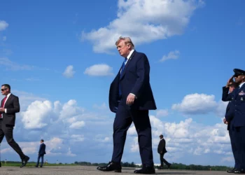 El presidente estadounidense Donald Trump, al centro, camina desde Air Force One en el aeropuerto municipal de Morristown en Morristown, Nueva Jersey, el 31 de julio de 2026, desde Camp David, el retiro presidencial. (Foto AP/Jacquelyn Martin)
