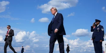 El presidente estadounidense Donald Trump, al centro, camina desde Air Force One en el aeropuerto municipal de Morristown en Morristown, Nueva Jersey, el 31 de julio de 2026, desde Camp David, el retiro presidencial. (Foto AP/Jacquelyn Martin)
