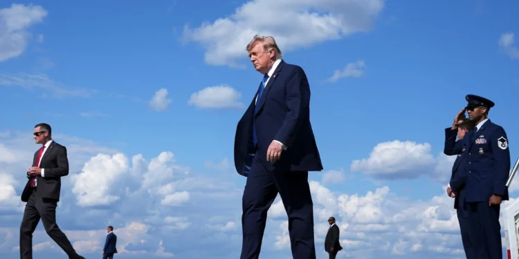 El presidente estadounidense Donald Trump, al centro, camina desde Air Force One en el aeropuerto municipal de Morristown en Morristown, Nueva Jersey, el 31 de julio de 2026, desde Camp David, el retiro presidencial. (Foto AP/Jacquelyn Martin)